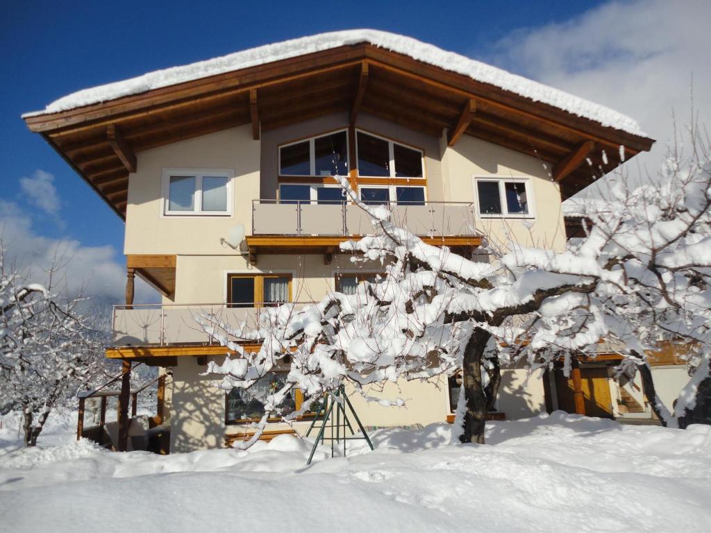 ein Haus im Schnee mit schneebedeckten Bäumen in der Unterkunft Appartement Nani in Söll