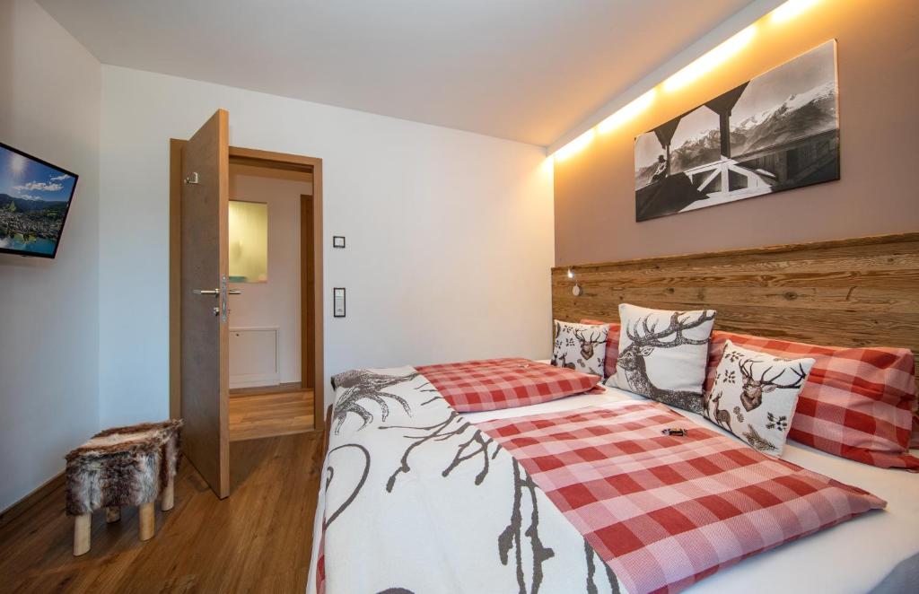 Łóżko lub łóżka w pokoju w obiekcie Appartement Living Schönwies including Zell am See-Kaprun summercard