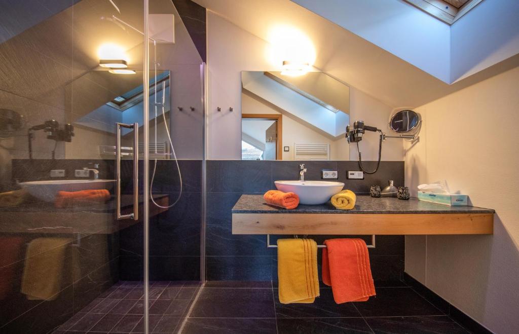 łazienka z umywalką i prysznicem w obiekcie Appartement Living Schönwies including Zell am See-Kaprun summercard w mieście Zell am See