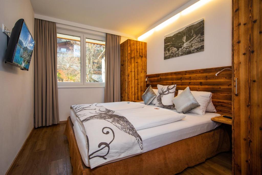 sypialnia z dużym łóżkiem w pokoju w obiekcie Appartement Living Schönwies including Zell am See-Kaprun summercard w mieście Zell am See