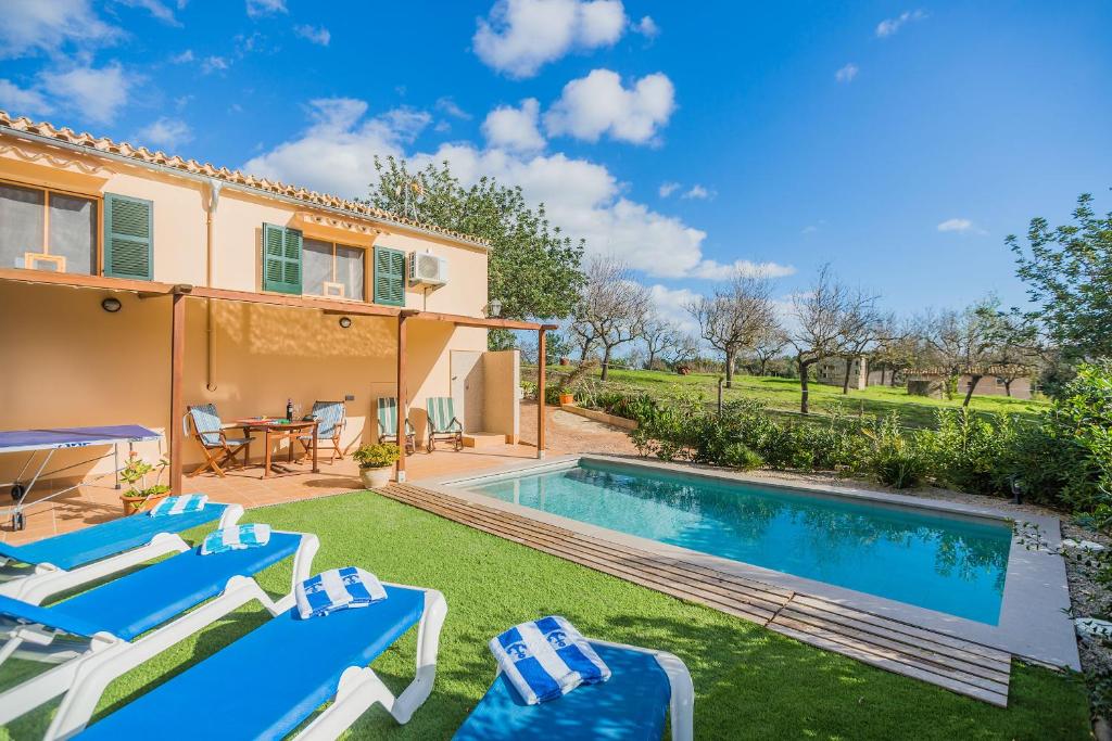 ポリェンサにあるVilla Cas Bujarro By SunVillas Mallorcaのスイミングプールとパティオ付きのヴィラ