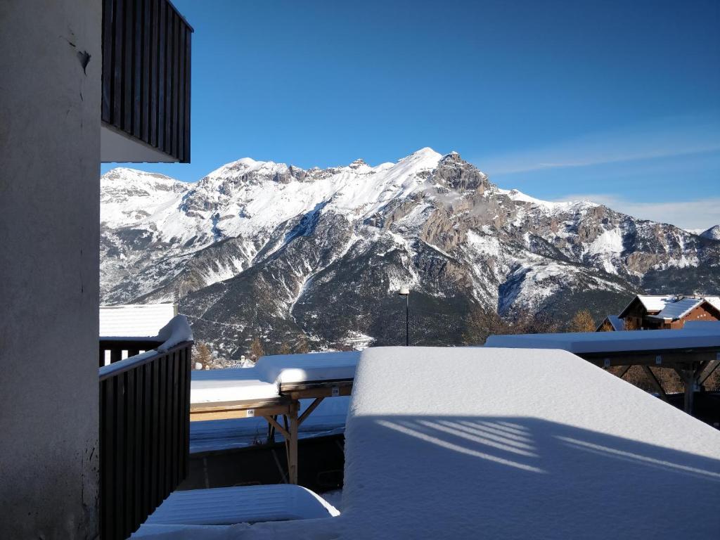 ピュイ・サン・ヴァンサンにあるAppartement 4/6 personnes Puy Saint Vincentのバルコニーから雪山の景色を望めます。