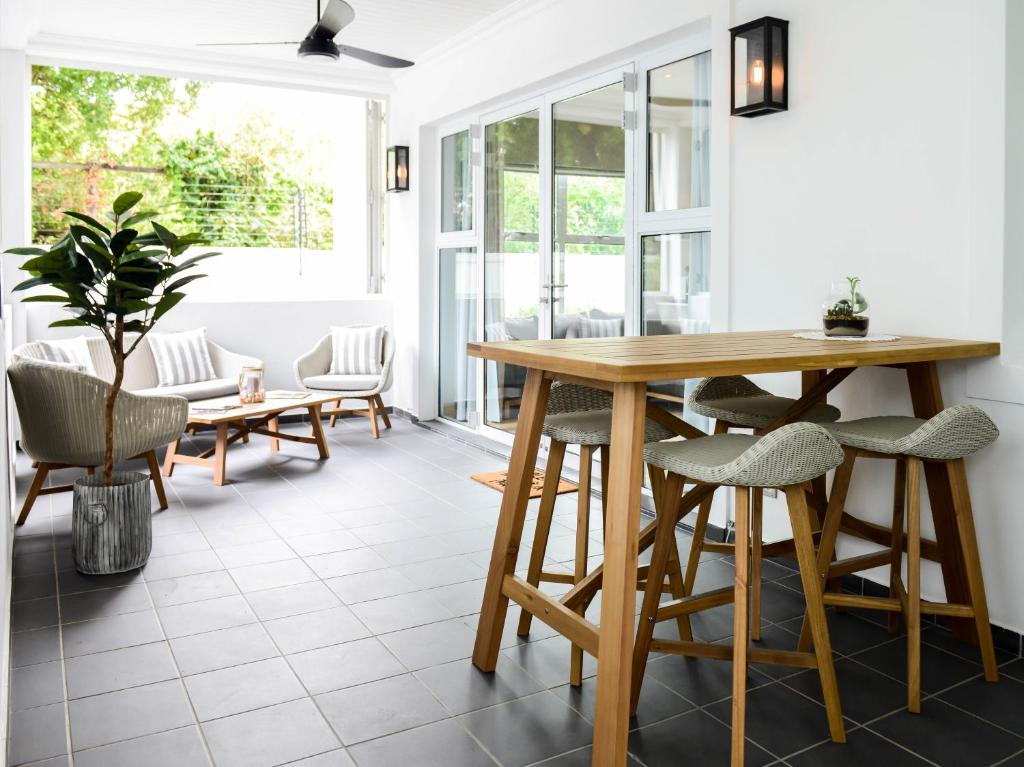 una sala da pranzo con tavolo e sedie in legno di Collection Luxury Accommodation 7 on Murray unit 1 a Stellenbosch