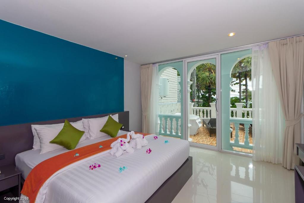 
Deluxe Double Room with Side Sea View
