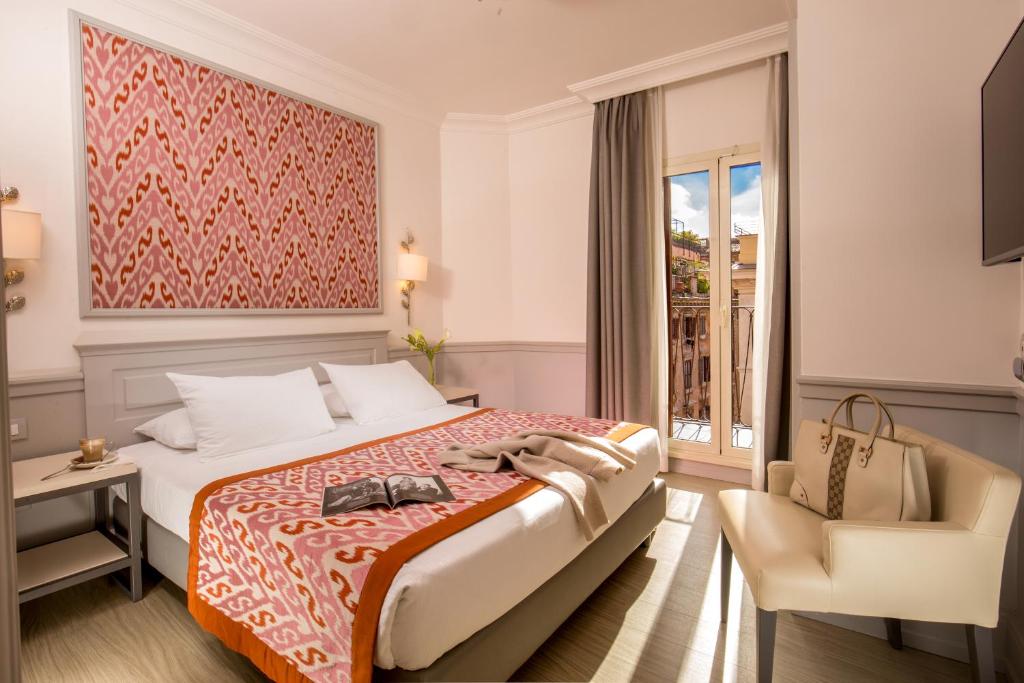 um quarto de hotel com uma cama e uma cadeira em Hotel Della Conciliazione em Roma