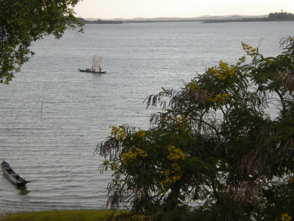 un barco en medio de un gran cuerpo de agua en Paraíso em Cacoes, en Jaguaribe