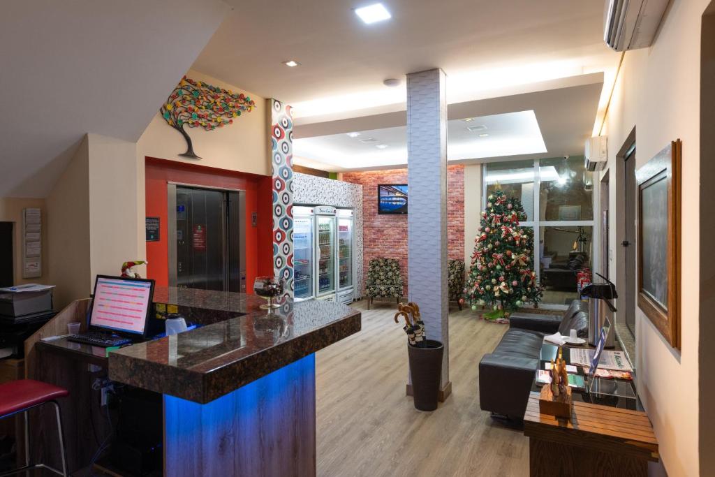 ein Wohnzimmer mit einem Weihnachtsbaum in einem Zimmer in der Unterkunft Hotel Nativo in Porto Velho