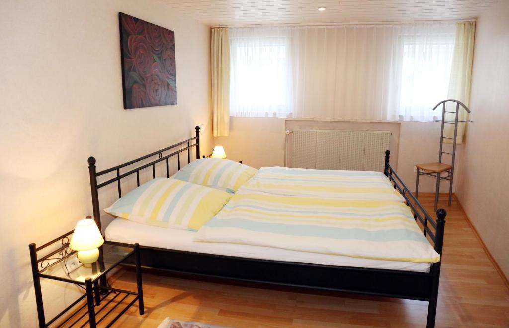 een groot bed in een kamer met 2 lampen bij Ferienwohnung Langenhecke 16 in Bad Münstereifel