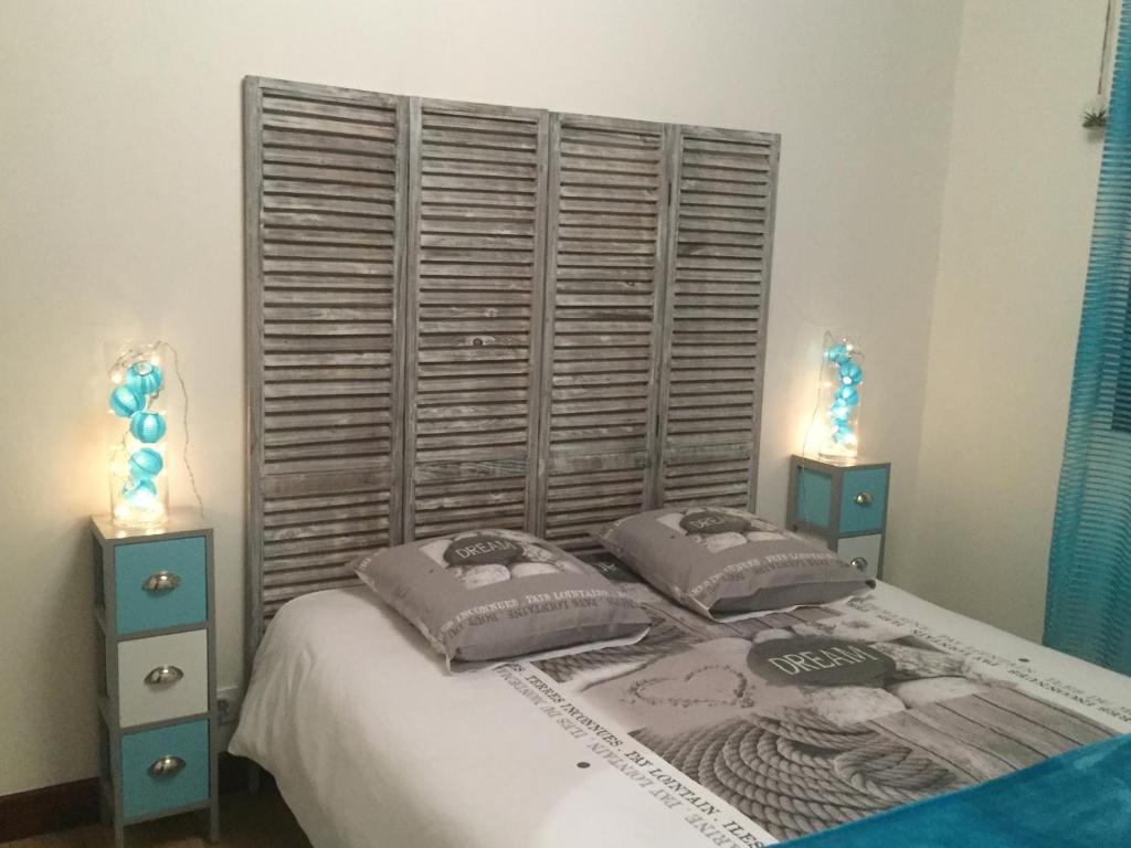 1 dormitorio con 1 cama con 2 mesitas de noche en Mariandre chambre chez l'habitant, en Biscarrosse