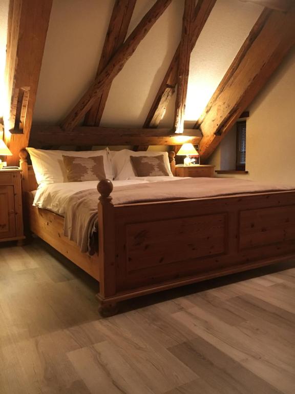 B&B le Quinquet في Les Bois: غرفة نوم بسرير كبير في العلية