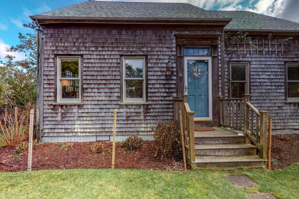 uma casa com uma escada que leva a uma porta em Fisher's Landing em Nantucket