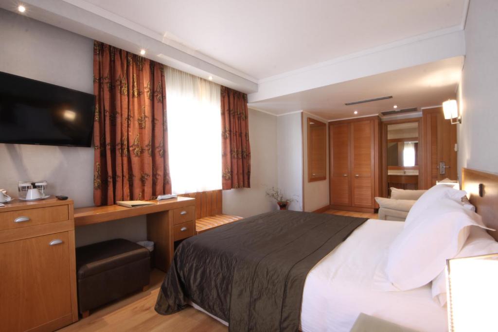 Postel nebo postele na pokoji v ubytování The Athenian Callirhoe Exclusive Hotel