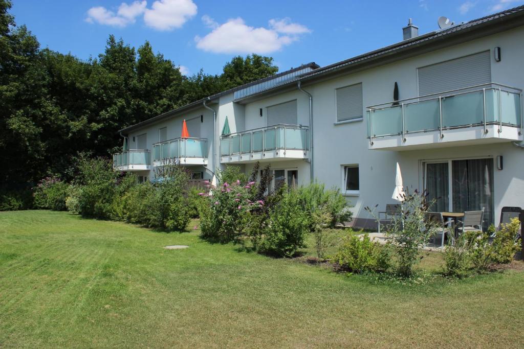 un edificio con un patio delante en Appartements Am Kurpark, en Bad Windsheim