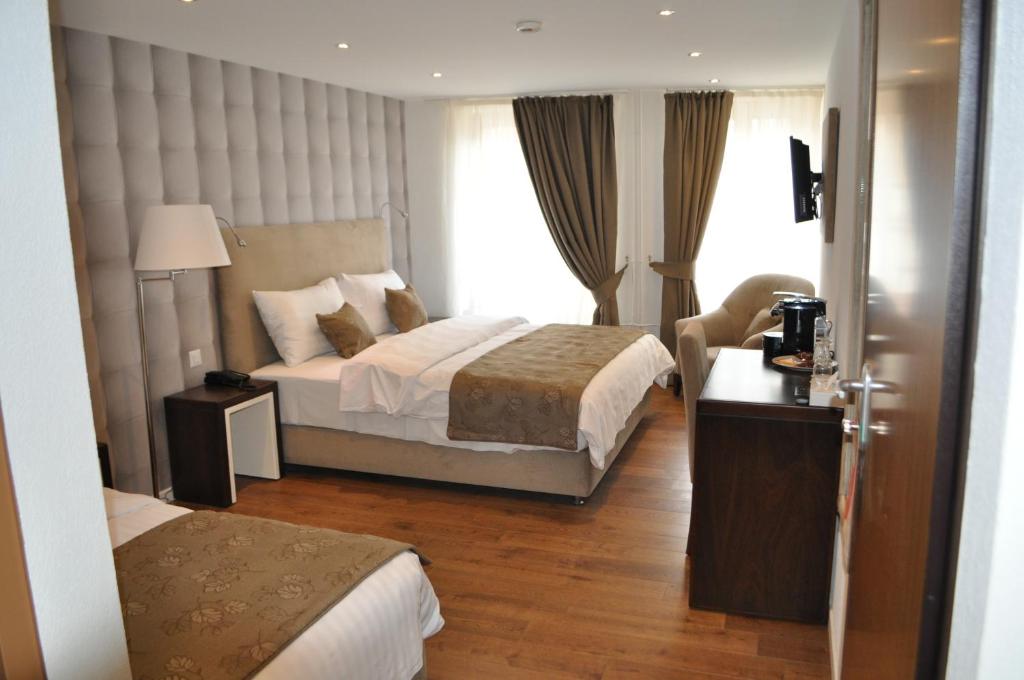 Un pat sau paturi într-o cameră la Hotel de Savoie