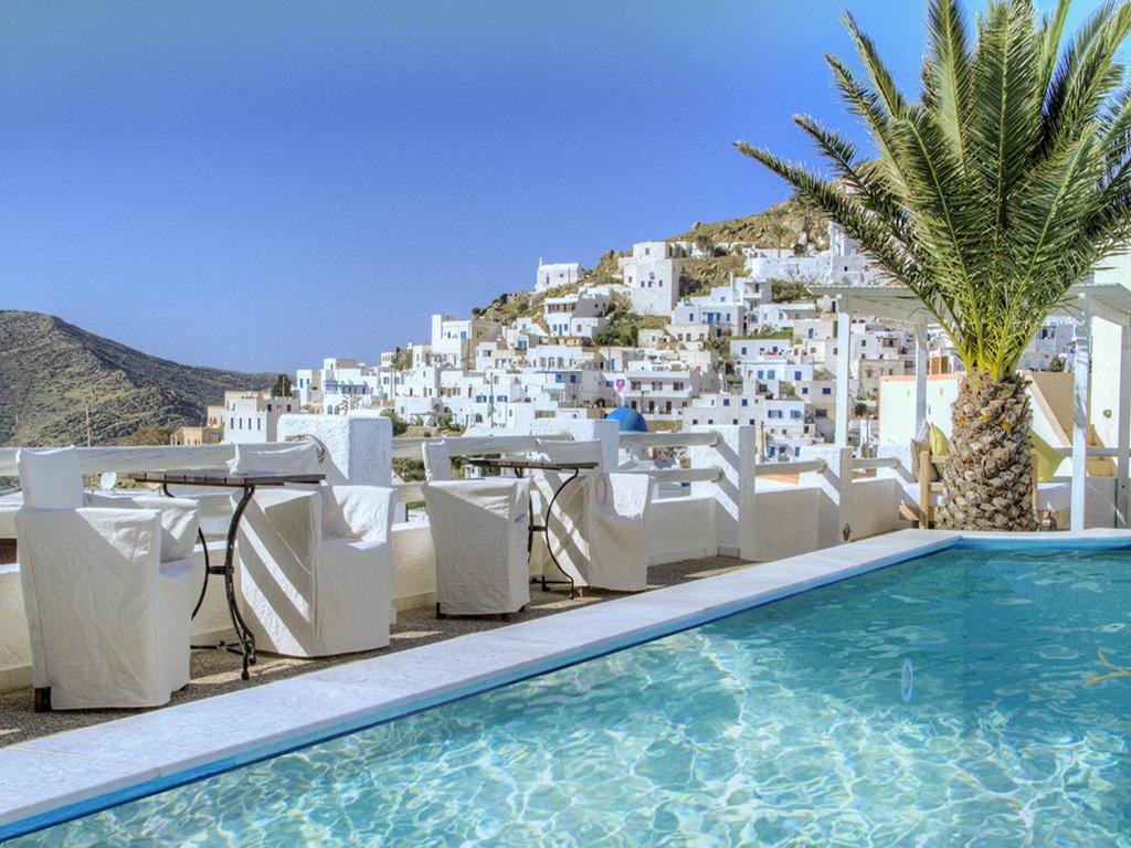 um resort com uma piscina e uma villa em Avanti em Ios Chora