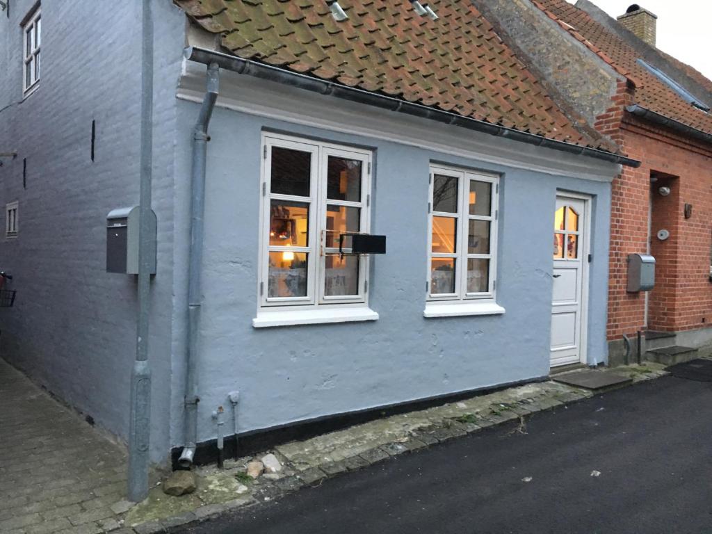 MarstalにあるSøndergade 21の青い家 通りに面した窓2つ