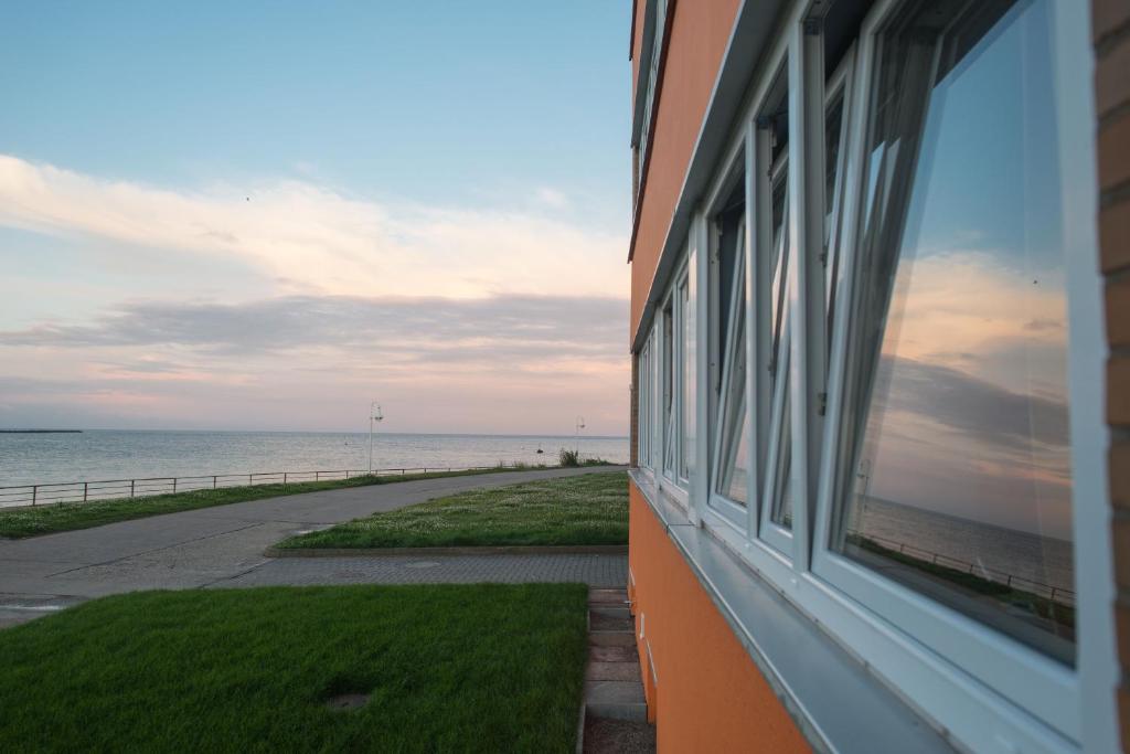 una ventana de un edificio con vistas al océano en Klassik Appartements, en Helgoland