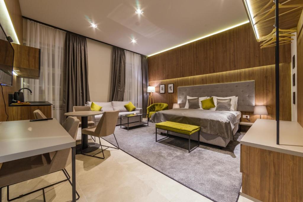 Habitación de hotel con cama y escritorio en Dežman Luxury Center, en Zagreb