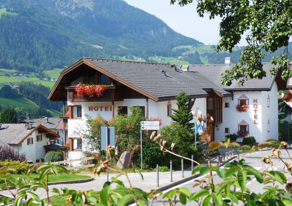 un hotel con vistas a la montaña en Hotel Fortuna en Ortisei