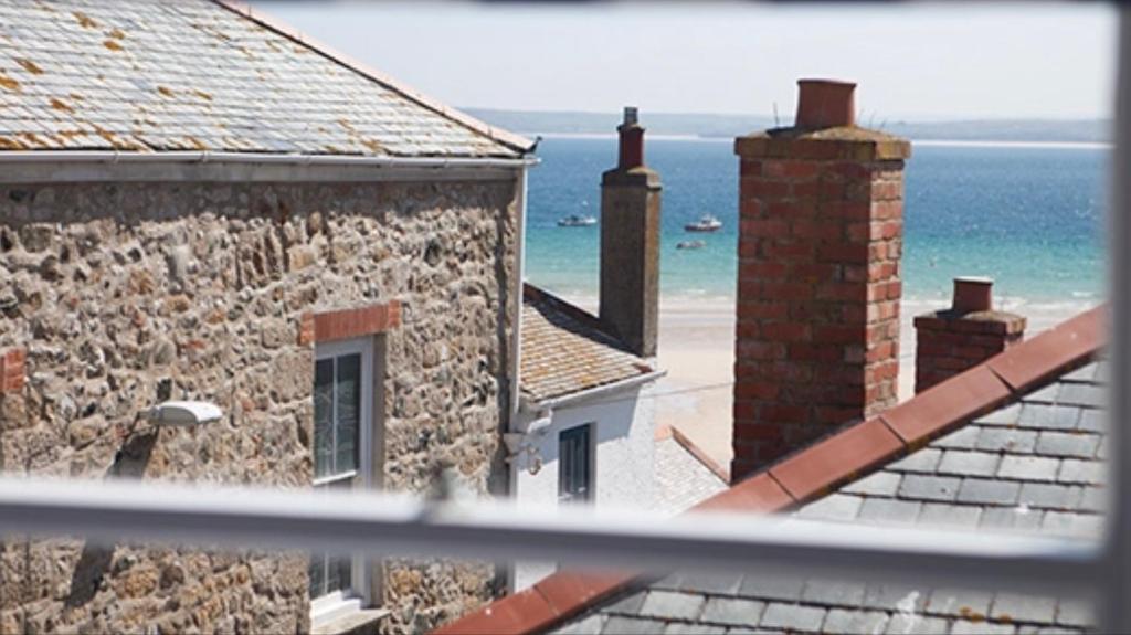 een balkon met uitzicht op de oceaan bij Little Dolly sea view 2 bedroom apartment, St Ives town, dog friendly in St Ives