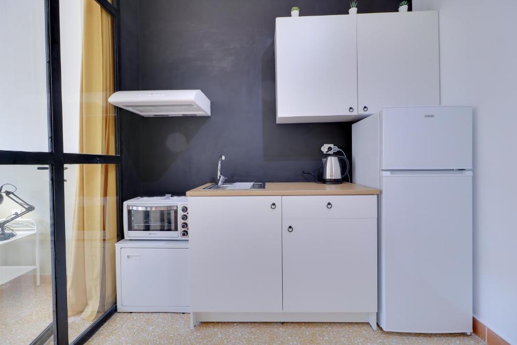 Kuchyňa alebo kuchynka v ubytovaní athens.apartotel.1