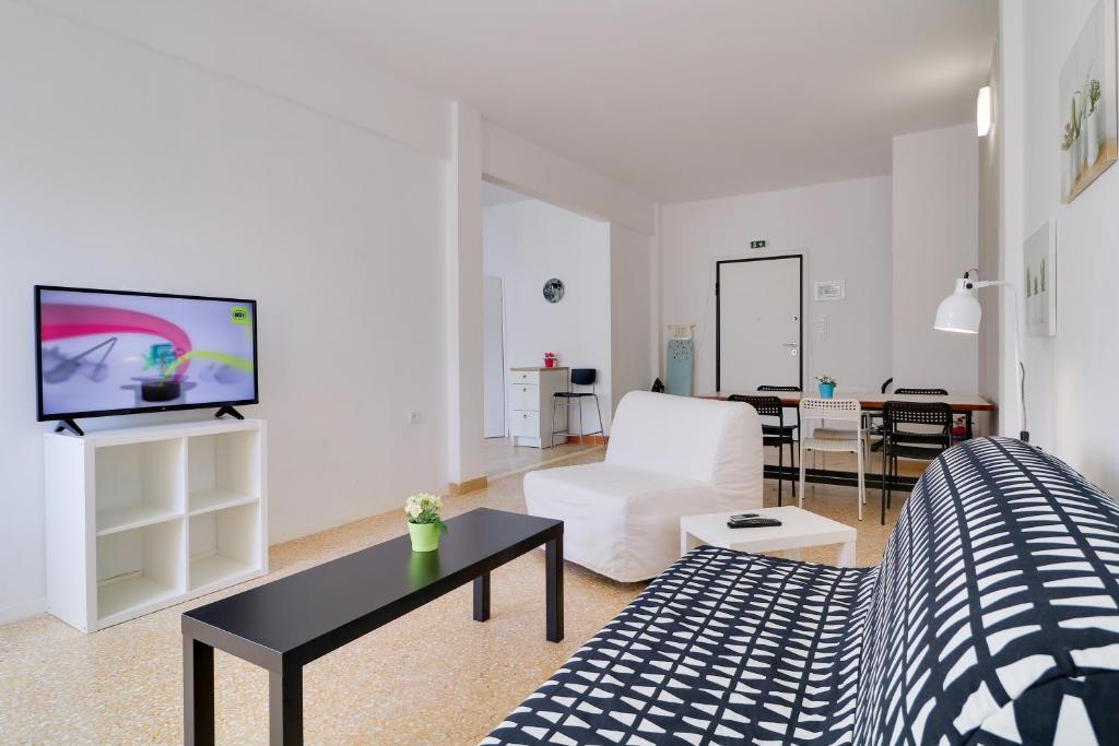 Televízia a/alebo spoločenská miestnosť v ubytovaní athens.apartotel.1