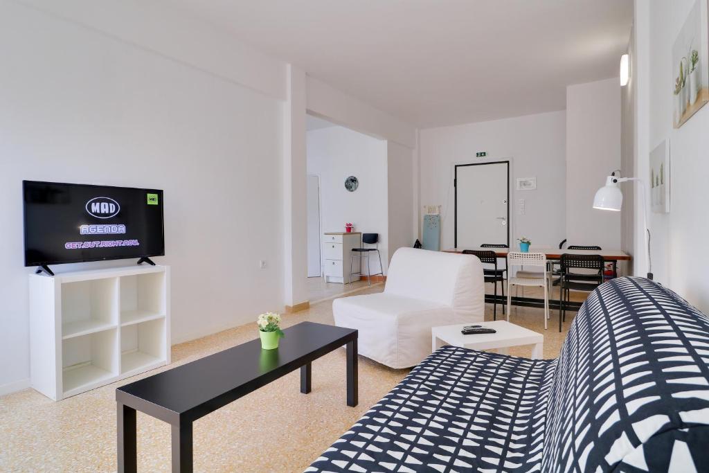 Televízia a/alebo spoločenská miestnosť v ubytovaní athens.apartotel.1