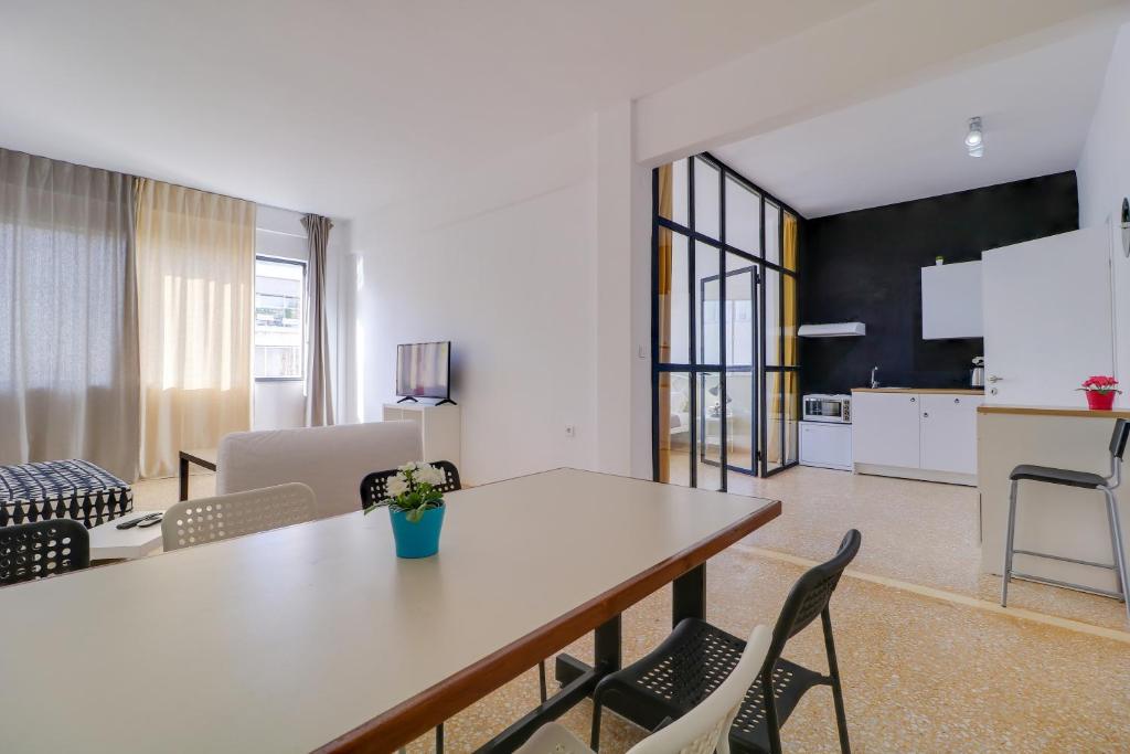 Televízia a/alebo spoločenská miestnosť v ubytovaní athens.apartotel.1