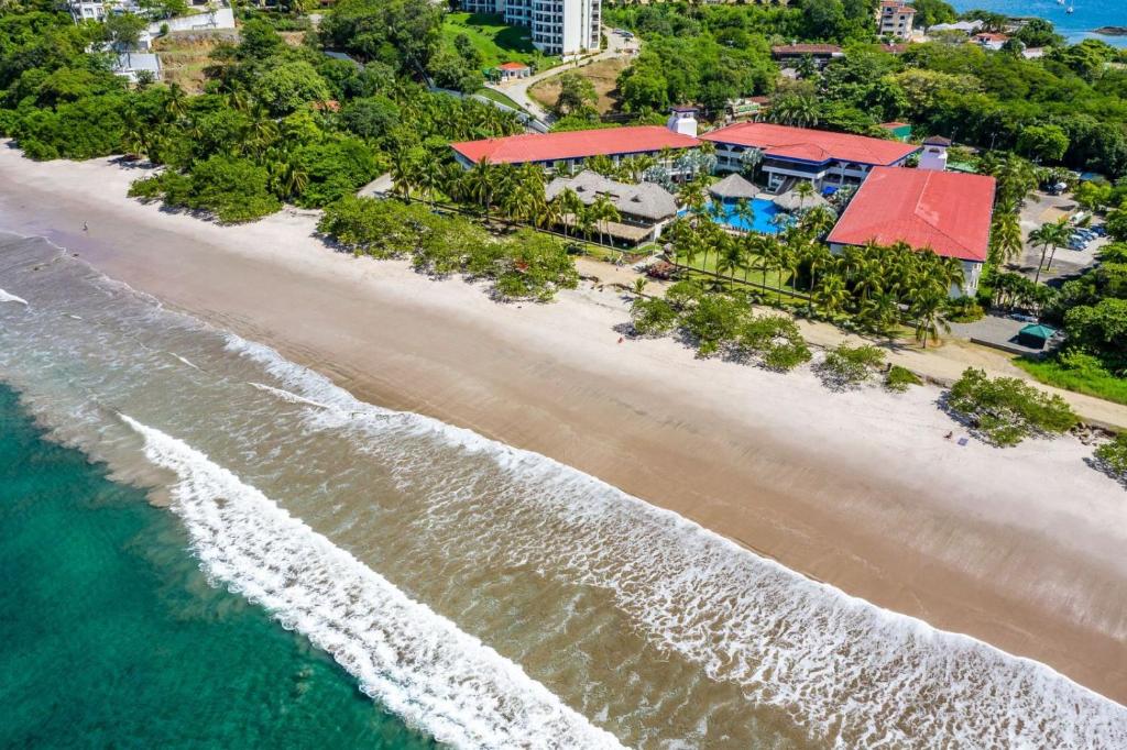 - une vue aérienne sur une plage avec un complexe dans l'établissement Margaritaville Beach Resort Playa Flamingo, à Playa Flamingo