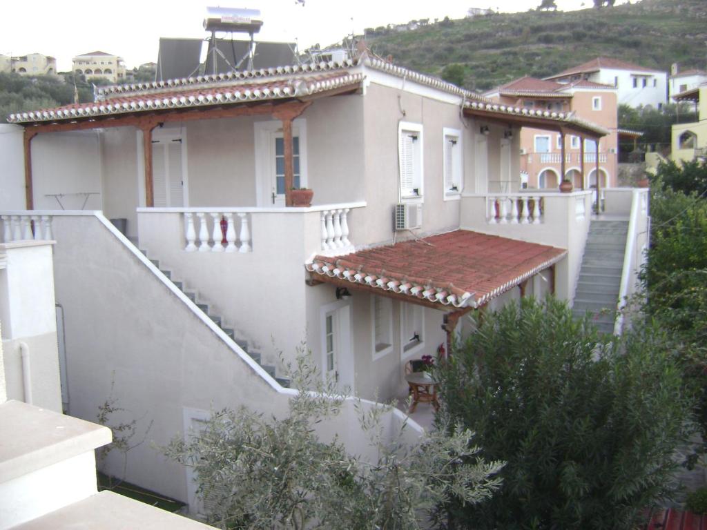 een huis met witte muren en een trap bij Theo Studios & Apartments in Spetses