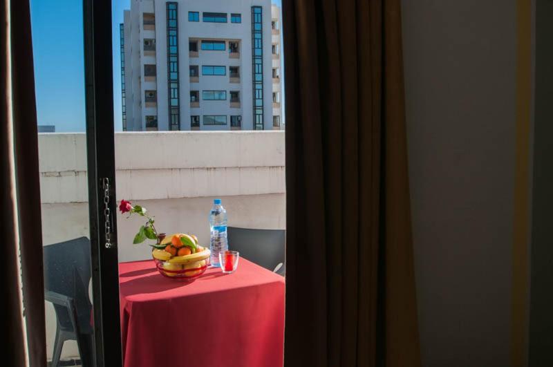 非斯的住宿－德拉派克斯酒店，一张桌子,上面放着一碗水果和一瓶水