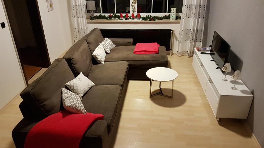 ein Wohnzimmer mit einem Sofa und einem Tisch in der Unterkunft Fritzlar Ederauen in Fritzlar