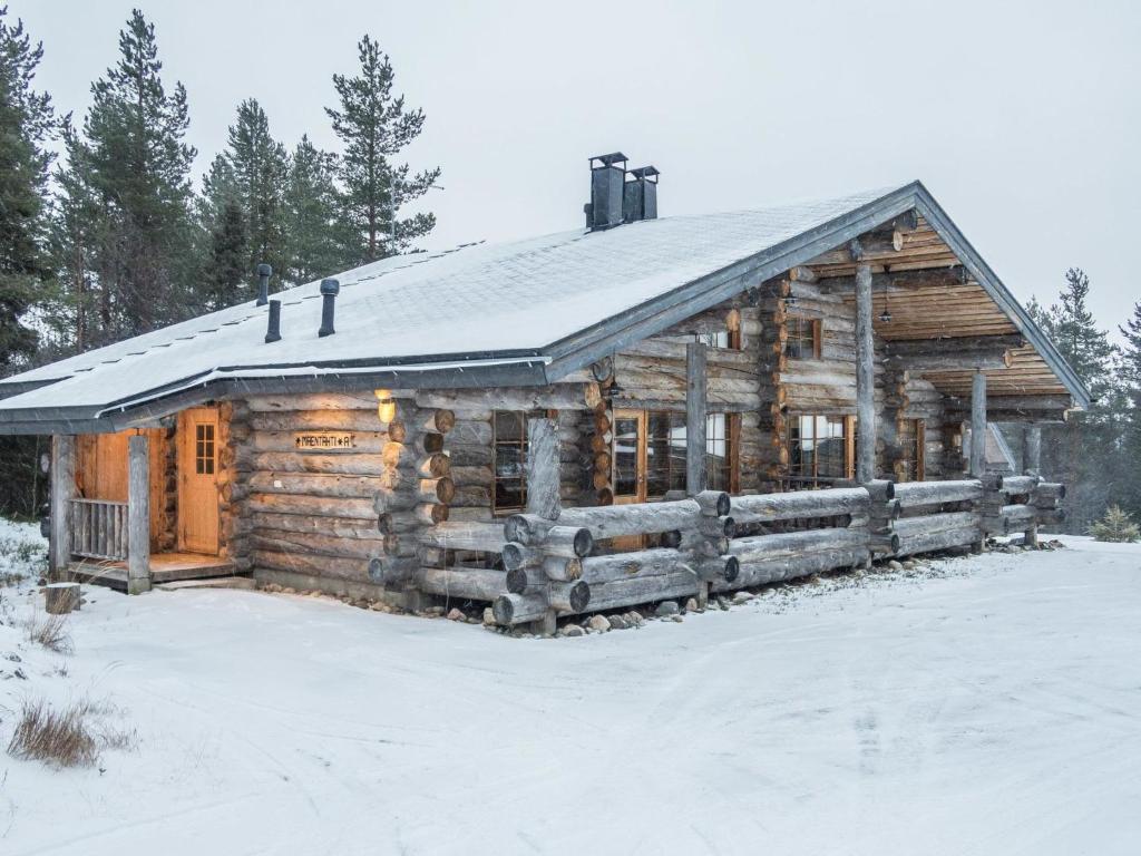 ルカにあるHoliday Home Mäentähti a by Interhomeの雪の丸太小屋