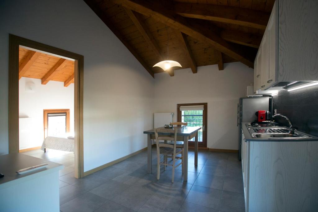 Kuchyň nebo kuchyňský kout v ubytování Agriturismo Mestroni
