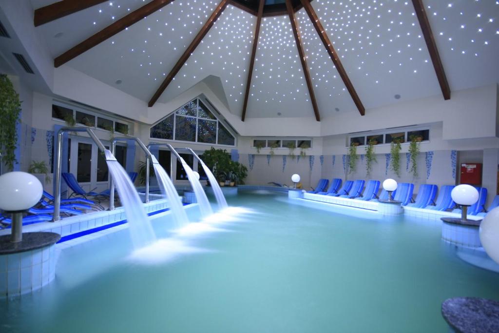 Bazén v ubytování Orchidea Hotel Lipót nebo v jeho okolí