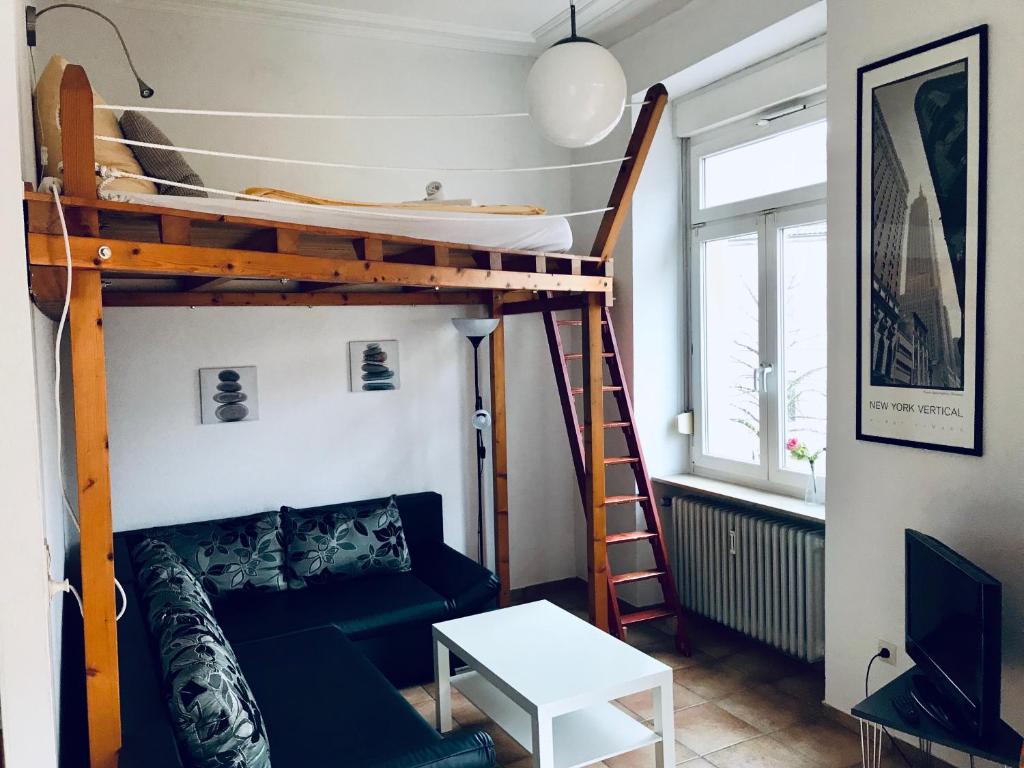 ein Wohnzimmer mit einem Etagenbett und einem Sofa in der Unterkunft Apartment Molea in Freiburg im Breisgau