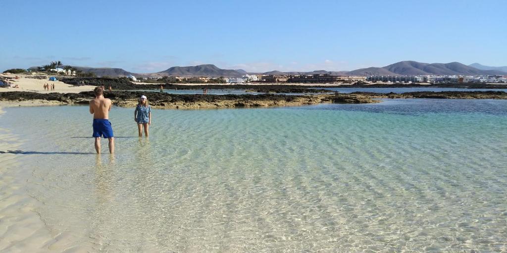 コラレホにあるCasa Ilaria Fuerteventura -Wifi freeの海岸に立つ二人