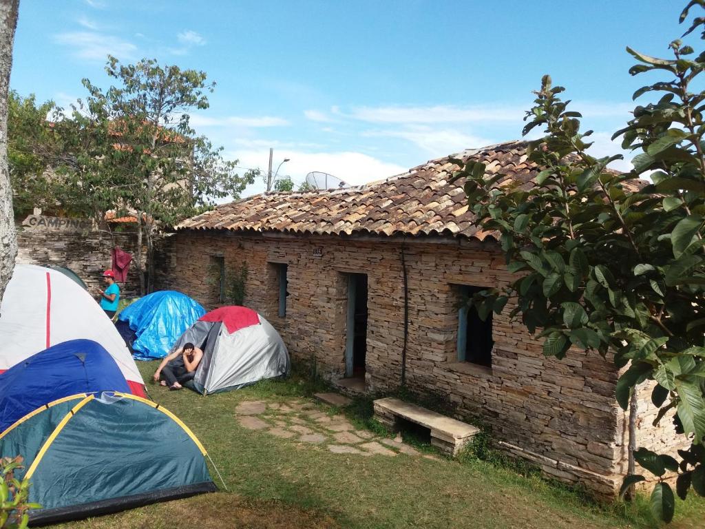 a group of tents in front of a building at Camping do Cid (no centro) in São Thomé das Letras