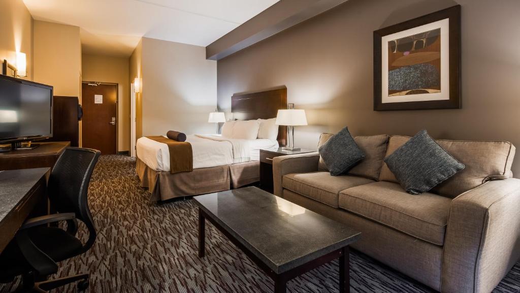 TV a/nebo společenská místnost v ubytování Best Western Plus Brandon Inn