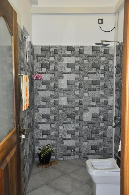 Maduranga n Guest - 4