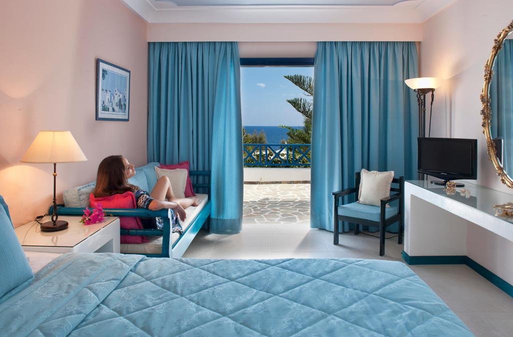 A television and/or entertainment centre at Veggera Beach Hotel