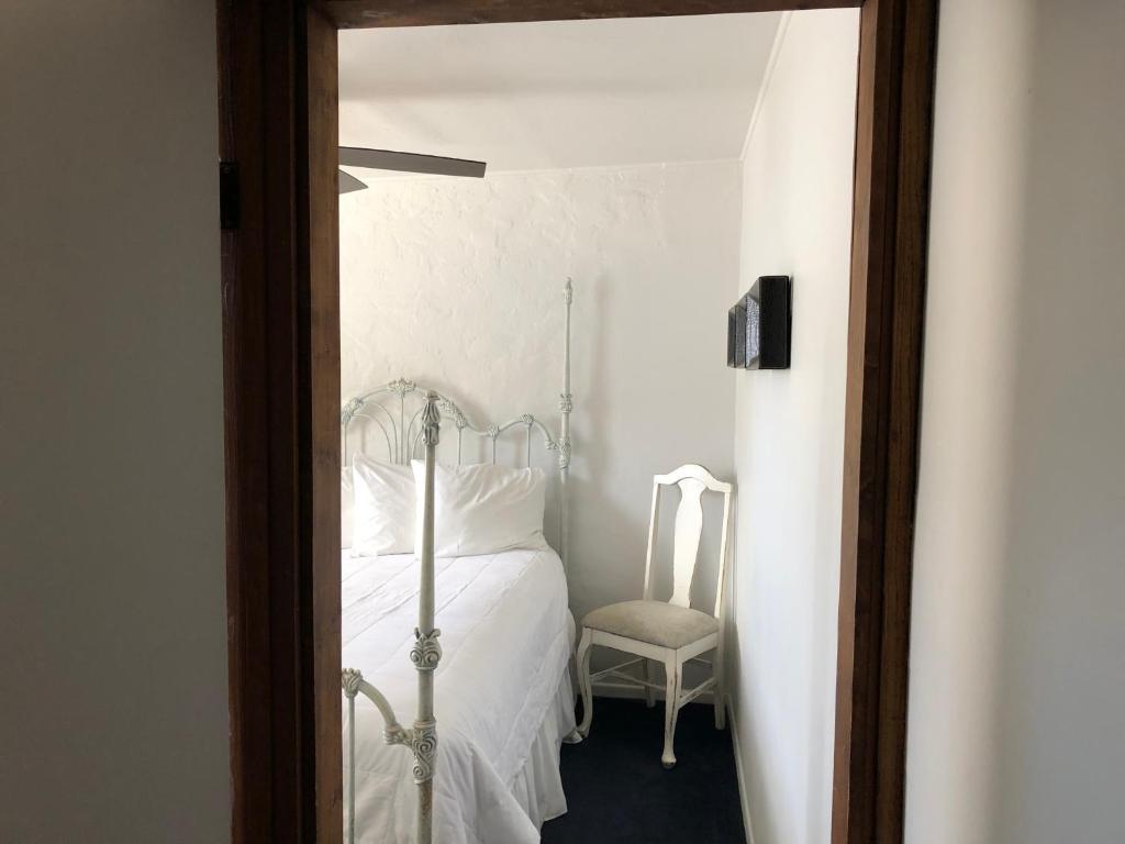 Postel nebo postele na pokoji v ubytování Catalina Island Seacrest Inn