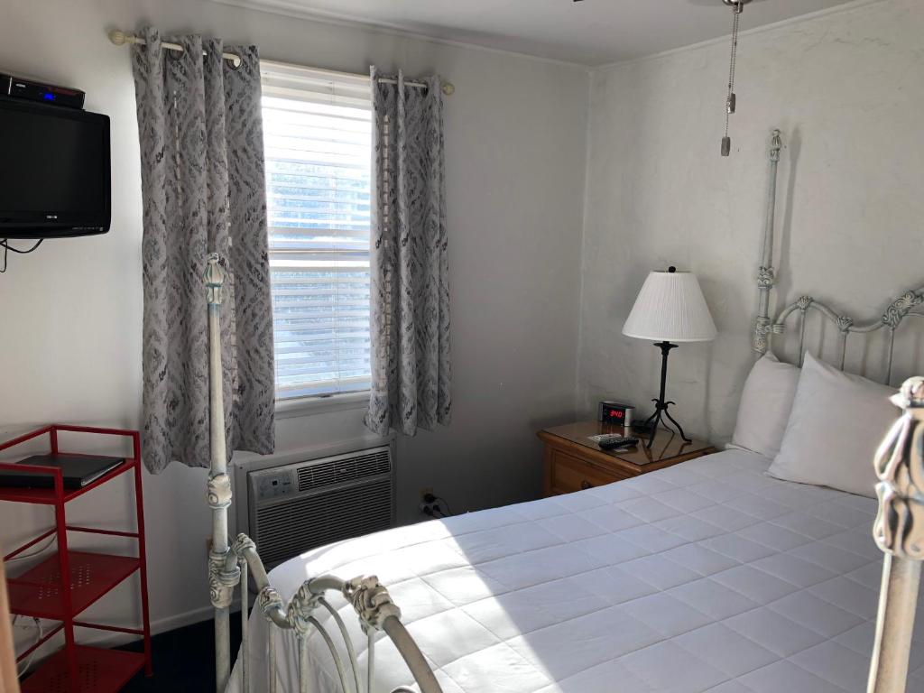 Postel nebo postele na pokoji v ubytování Catalina Island Seacrest Inn