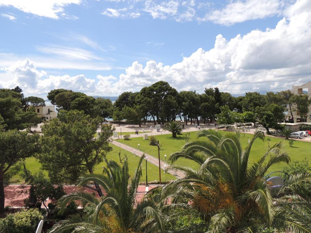 vistas a un parque con árboles y un campo en Seaside Apartments, en Makarska