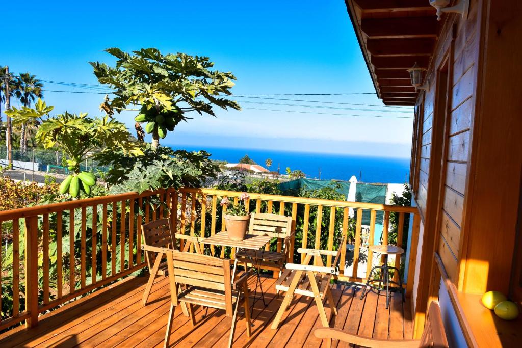 a balcony with a table and chairs and the ocean at Chalet Las Viñas 2 in Icod de los Vinos
