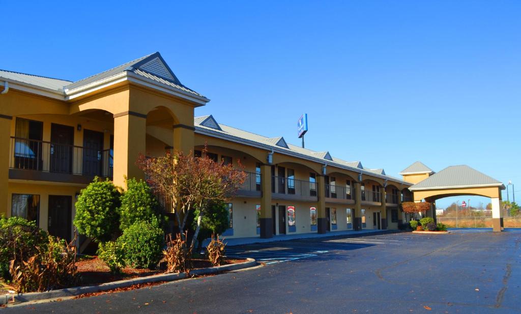 a large building with a street in front of it at Florence Inn and Suites in Florence