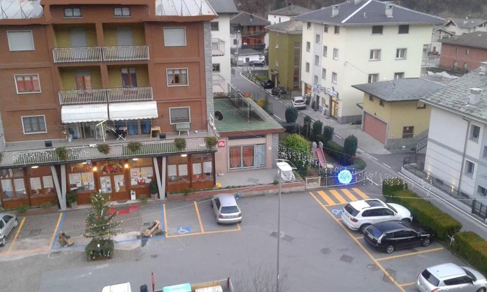 El barrio en el que está el hotel o un barrio cercano
