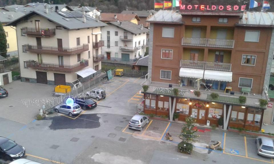 El barrio en el que está el hotel o un barrio cercano