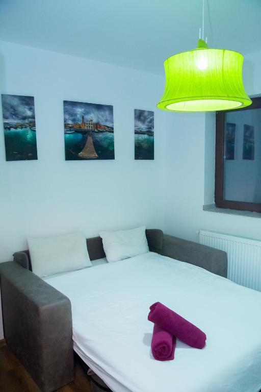 Een bed of bedden in een kamer bij Unirii Central Apartments with Balconies