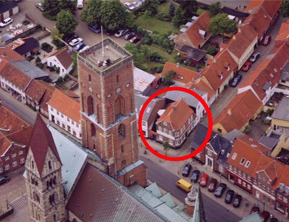 um grande edifício de tijolos com um círculo vermelho sobre ele em Bed & Breakfast Hasse Christensen em Ribe